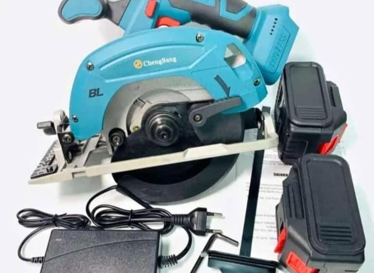 Rechargeable hand cutter